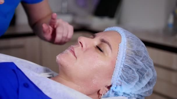 Sessão Massagem Uma Mulher Receber Uma Massagem Facial Preparar Cara — Vídeo de Stock