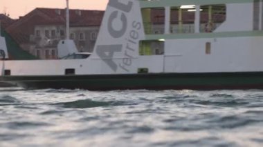 Venice, İtalya - 13 Kasım 2018. Eski Şehir Nehri boyunca hareketli araba vapuru