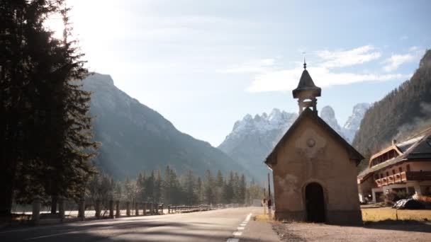 Viejo Edificio Camino Los Dolomitas Fotografía Vivo — Vídeo de stock