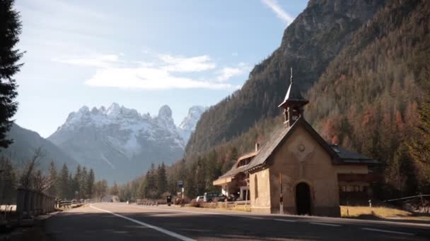 En gammal byggnad på väg till Dolomiterna. Statisk — Stockvideo