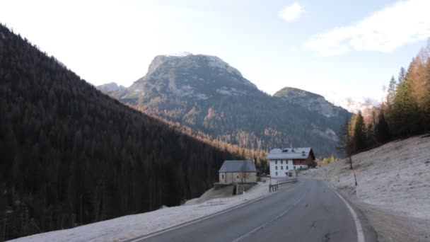 Dos edificios en el camino a los Dolomitas — Vídeo de stock