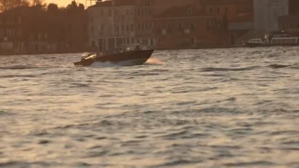 De boot van de passagier voor water transport aan gracht in zonsondergang achtergrondlicht, populaire toeristische reis. Zonsondergang — Stockvideo