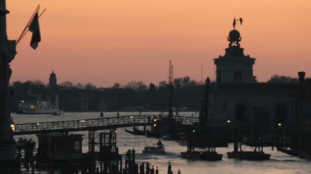 Venezia, 13 novembre 2018. Vecchio ponticello sul fiume al tramonto — Video Stock