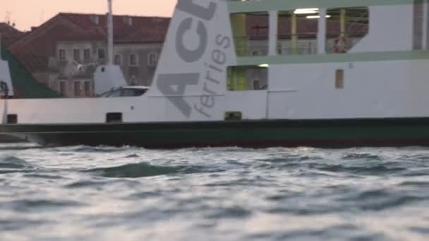 Venice, Italië - 13 November, 2018. Ferry met een auto verplaatsen langs de rivier in het oude centrum — Stockvideo