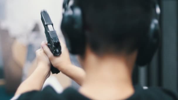 Tiro a segno. Un giovane che punta a un bersaglio usando una pistola. Sparatoria — Video Stock
