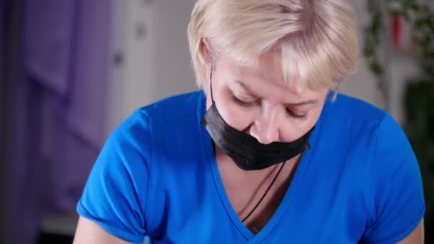 Skönhetsklinik. Kvinna får professionell ansiktsbehandling massage av massör i mask med grädde och verktyg. — Stockvideo