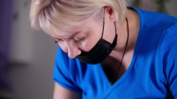 Skönhetsklinik. Ung kvinna blir professionell ansiktsmassage. — Stockvideo
