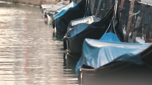 Kanalen med små båtar och banker — Stockvideo