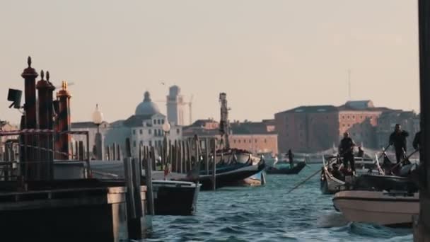 Venetië, 11-11-2018: toeristen op de gondels op de zonsondergang. Italië. — Stockvideo