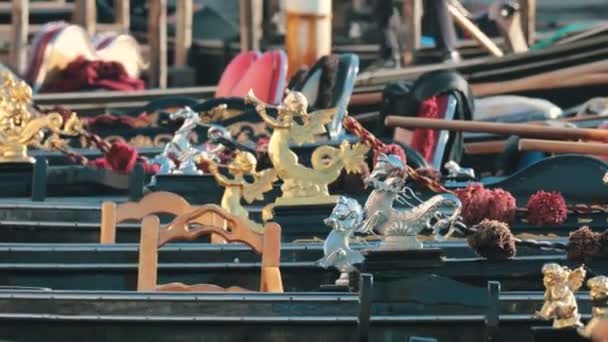 Amarrado en una fila góndolas en Venecia, Italia — Vídeo de stock