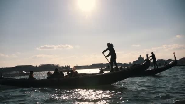 Venedig Italien, 11-11-2018: Touristen, die an einem sonnigen Tag auf Gondeln fahren. Italien, Venedig. Zeitlupe — Stockvideo