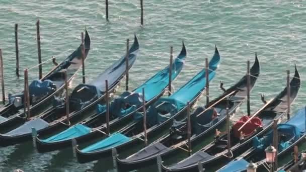 Aangemeerde lege gondels zwevend in de haven. Daglicht. Uitzicht vanaf de top — Stockvideo