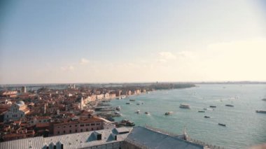 İtalya, Venedik. Yüksek noktadan şehir genel bakış. Deniz, tekneler