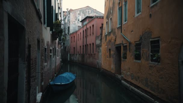 Italien, Venedig. Tor voller Wasser. friedlich — Stockvideo