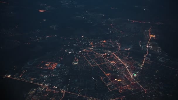 Visa från fönstret flygplan. Nattetid. Lamporna på gatan. — Stockvideo