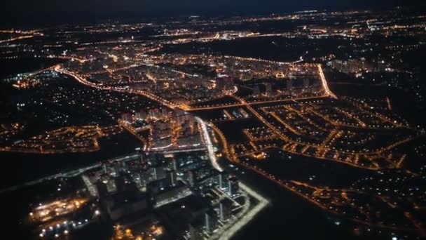 市の窓から飛行機からの眺め。夜に点灯します。夜景 — ストック動画