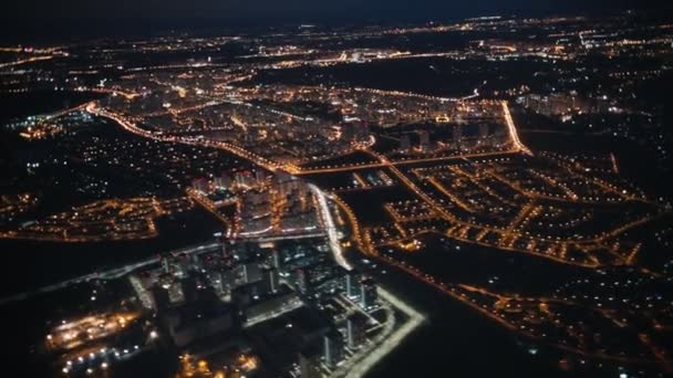 Vue depuis un avion par la fenêtre de la ville. Des veilleuses. Vue de nuit — Video