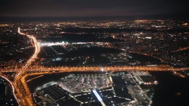 Zicht vanuit een landingsvliegtuig uit het raam van de stad — Stockvideo