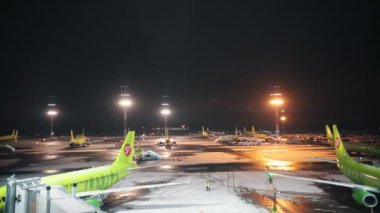 Parlak ışıklar ve uçak pist üzerinde gece havaalanında. Telefoto çekim