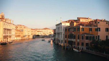 Venice, İtalya - 13 Kasım 2018. -İtalyan kanal. Nehirde Yelkenli tekneler. Zaman atlamalı