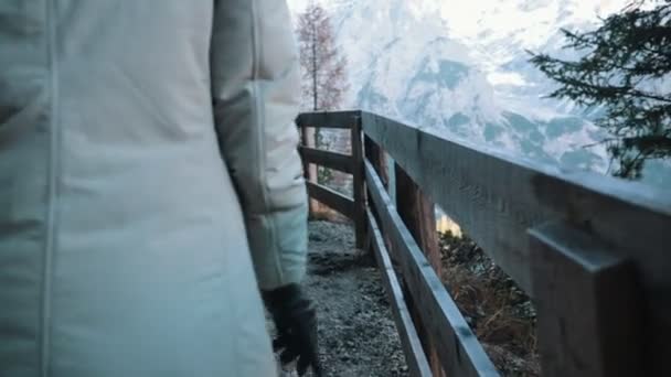 Dolomites. Dağ yolundan. Genç bir kadın yukarı doğru yürüyor — Stok video