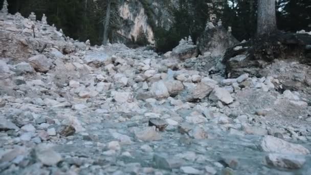 En liten flod strömmar genom klipporna — Stockvideo