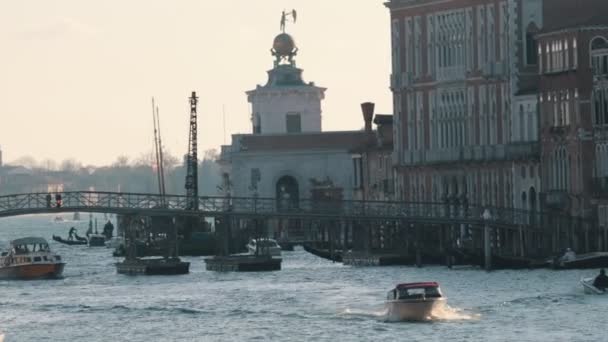 Venice Talya Kasım 2018 Tekne Ulaşım Kanalında Popüler Turistik Yolculuk — Stok video