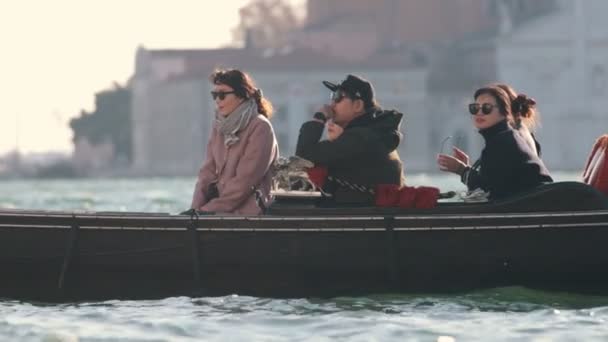 VENISE ITALIE, 11-11-2018 : Touristes sur gondoles par une journée ensoleillée enregistrant tout sur leur téléphone. Italie . — Video