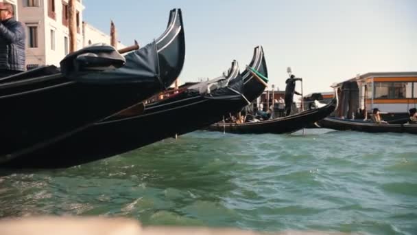 VENICE ITALY, 11-11-2018: Tourists on gondolas on a sunny day. — Stock Video