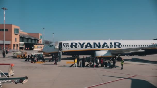 Venedig Italien, 18-11-2018: ett flygplan. Lastning och ankomster — Stockvideo