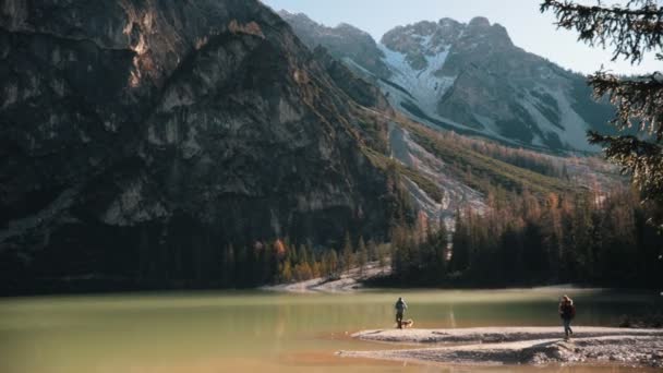 Dolomity, Włochy - Dolomity 16 listopada 2018 r. Górska droga. Kobieta idzie do góry trzymając się poręczy — Wideo stockowe