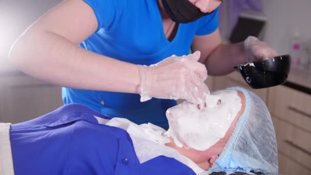 Güzellik Kliniği. Genç kadın bir güzellik anti-aging tedavi alır. Sıvı kuru-out maske bulaşması — Stok video
