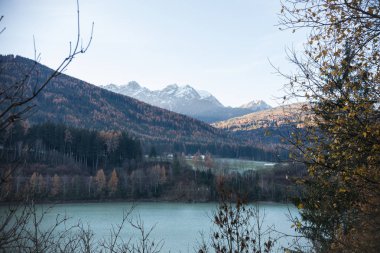 Dağlarda araba ile seyahat. Orman, nehir ve dağ manzarası