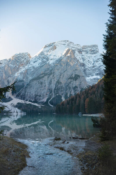 A view of mountains. Dolomites, Italy. A blue lake. — Stock Image A view of mountains. Dolomites, Italy. A blue lake. — Stock Photo, Image