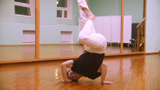 男战士表演武术技巧与舞蹈元素在健身房 心灵感应拍摄 — 图库视频影像