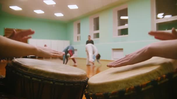 Tocando Instrumento Musical Jembe Atabaque Fundo Lutador Masculino Executa Truques — Vídeo de Stock