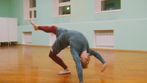 Tiro de lutador masculino executa truques marciais no treinamento de capoeira na frente do espelho — Vídeo de Stock