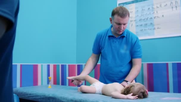 Tıp Kliniği. Serebral felç bozukluğu olan çocuklar ile bir meslek. Gelişmekte olan egzersizleri yapıyor — Stok video