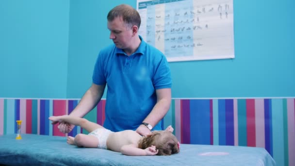 Tıp Kliniği. Serebral felç bozukluğu olan çocuklar ile bir meslek. Fiziksel egzersizleri yapıyor — Stok video