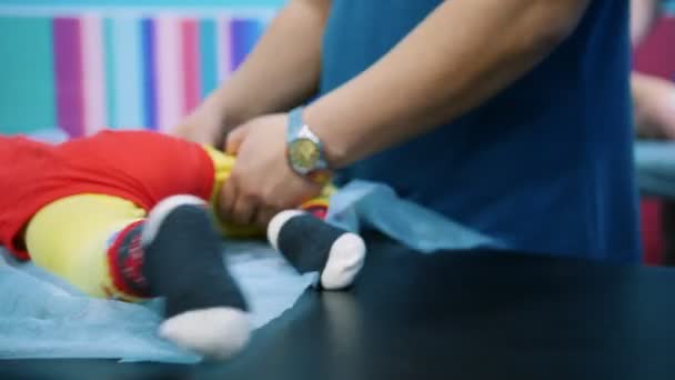 Tıp Merkezi. Serebral felç bozukluğu olan çocuklar ile bir meslek. Fiziksel egzersizleri yapıyor — Stok video
