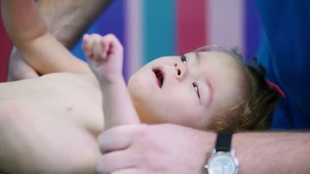 医学クリニック 医者は 脳性麻痺の障害を持つ小さな赤ちゃんで動作します ミディアム ショット — ストック動画