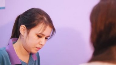 Tıp Merkezi. Bebek yüz Masaj bir kadın doktor. Beyin felci hastalığı olan bir bebek.
