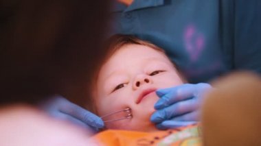 Tıp Kliniği. Kas yüz Masaj özel bir aletle aldıktan beyin felci hastalığı olan bir bebek. Konuşma terapisi Masaj