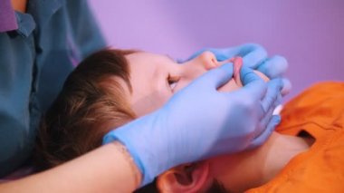 Tıp Kliniği. Beyin felci hastalığı olan bir bebek. Konuşma terapisi Masaj.