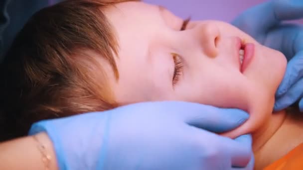 Klinika medycyny. Dziecka z mózgowym porażeniem dziecięcym choroby. Masaż terapii mowy. Z bliska — Wideo stockowe