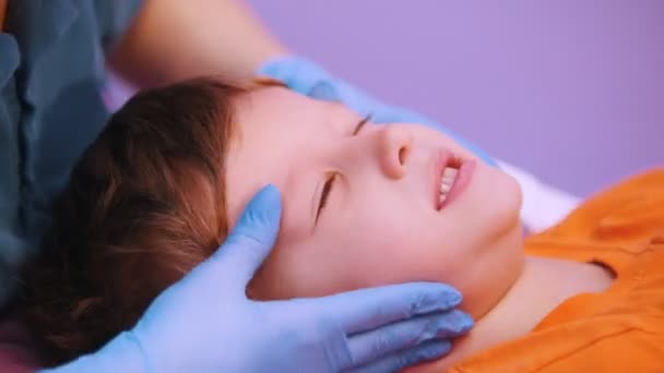 Klinika medycyny. Dziecka z mózgowym porażeniem dziecięcym choroby. Relaksujący masaż terapii mowy. — Wideo stockowe