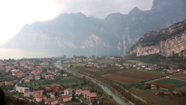 Bellissimo paesaggio di campi agricoli e un villaggio — Video Stock