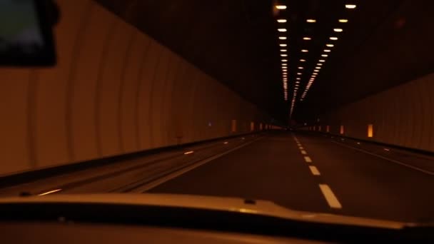 Tünele doğru sürme bir araba. — Stok video