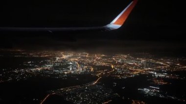 Seyahat kavramı. Uçak penceresinden görüntüleyin. Uçak ve gece gökyüzünde kanat.