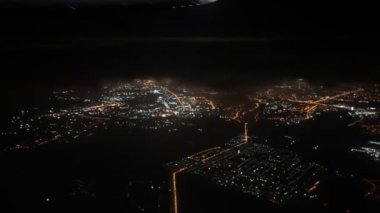 Seyahat kavramı. Uçak penceresinden görüntüleyin. Gece şehir.